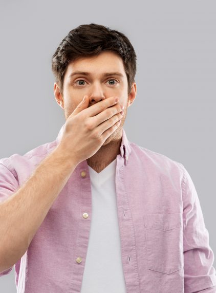 Nieprzyjemny zapach z ust i biały nalot na języku – co mogą oznaczać?