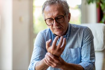 Przykurcz Dupuytrena – przyczyny, objawy, leczenie