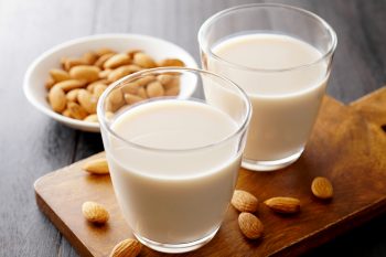 Mleko roślinne. Zdrowsza alternatywa dla mleka zwierzęcego?