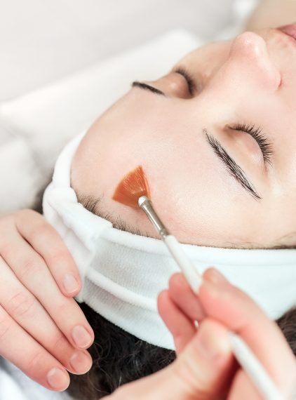 Kwasy AHA – jak działają na skórę?