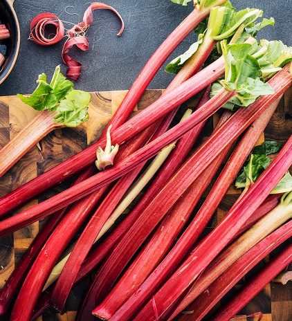 Rabarbar. Kto powinien go unikać?