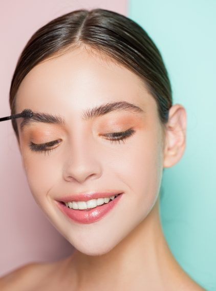 8 domowych i naturalnych sposobów na wzmocnienie brwi