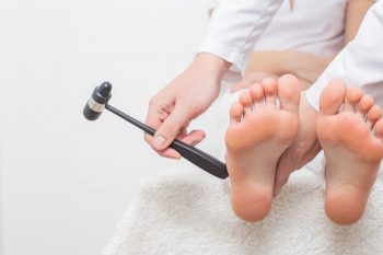 Niedowład i porażenie – czym się różnią i co może być ich przyczyną?