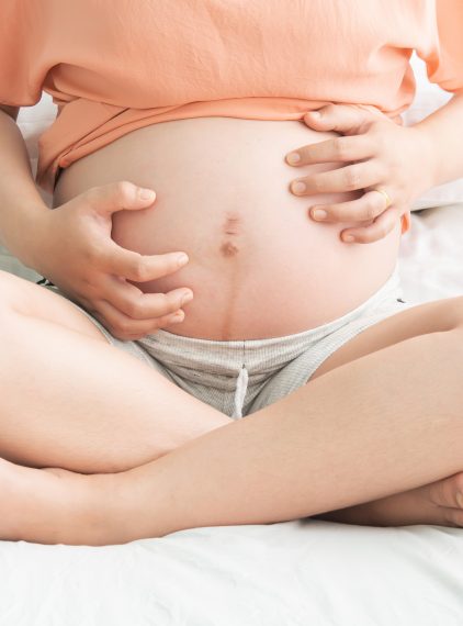 Swędzenie skóry w ciąży – co może oznaczać? Przyczyny i sposoby na złagodzenie świądu