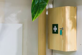 Apteczka szkolna. Co powinna zawierać?