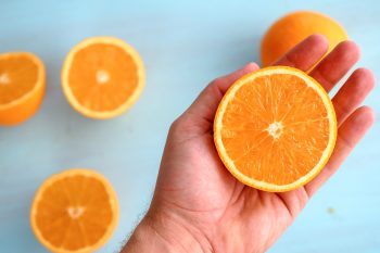 Przedawkowanie witaminy C. Jakie są objawy i skutki jej nadmiaru?