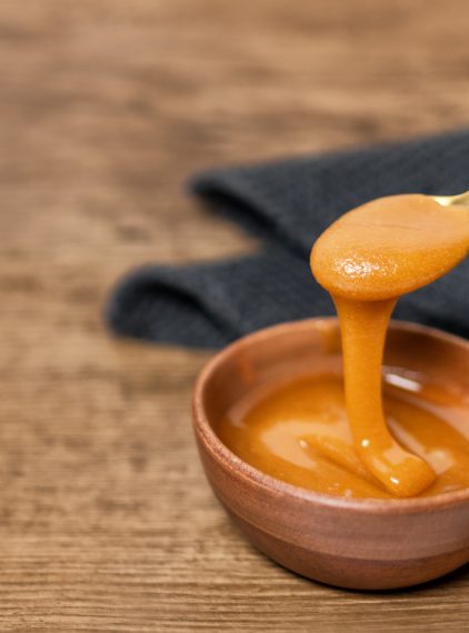 Miód manuka nie tylko na gardło. Jak wykorzystać go w kuchni i pielęgnacji?