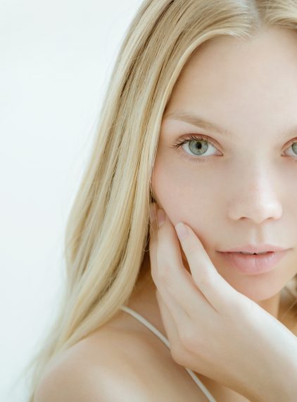 Stres a wrażliwość skóry. Jak na siebie wpływają?