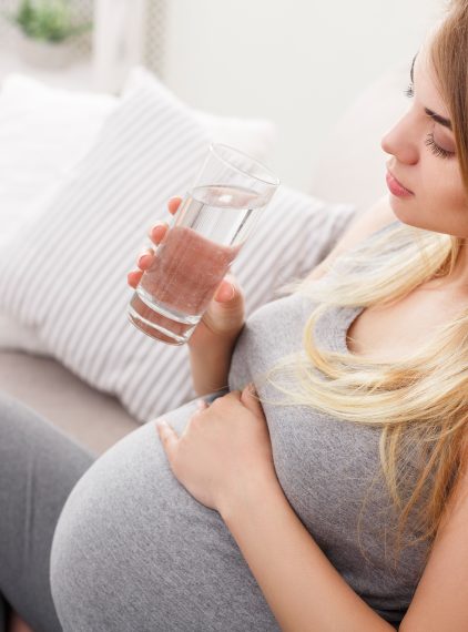 Odwodnienie w ciąży – objawy, skutki, jak się nawadniać?