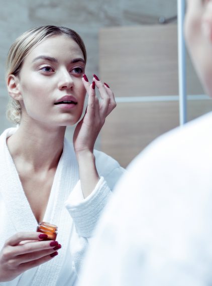 Witamina C pod oczy. Czy warto ją stosować?