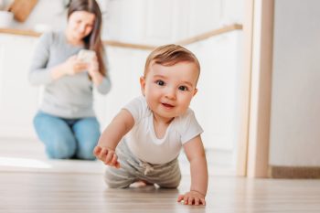 Kiedy dziecko raczkuje?