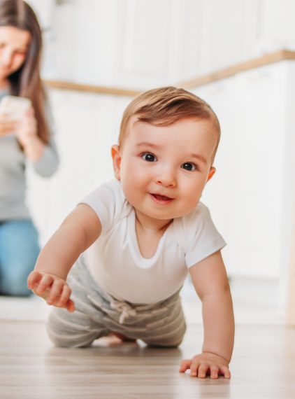 Kiedy dziecko raczkuje?