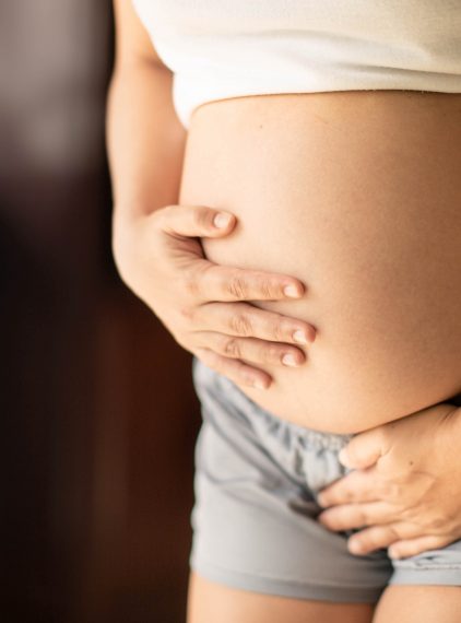 Ból brzucha i podbrzusza w ciąży – co oznacza? Przyczyny, objawy i leczenie