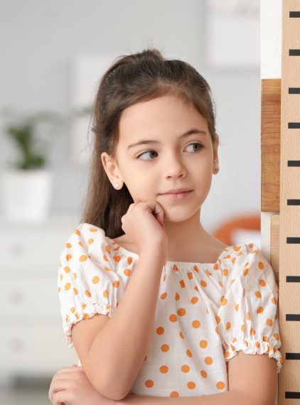 Niskorosłość u dzieci i dorosłych – przyczyny, objawy i leczenie niedoboru wzrostu