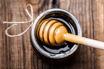 Jakie właściwości zdrowotne ma miód spadziowy?