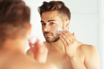 Pielęgnacja męskiej skóry przed i po goleniu – co każdy mężczyzna powinien wiedzieć?