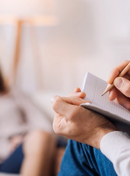 Terapia poznawczo-behawioralna – czym jest i kiedy się ją stosuje?