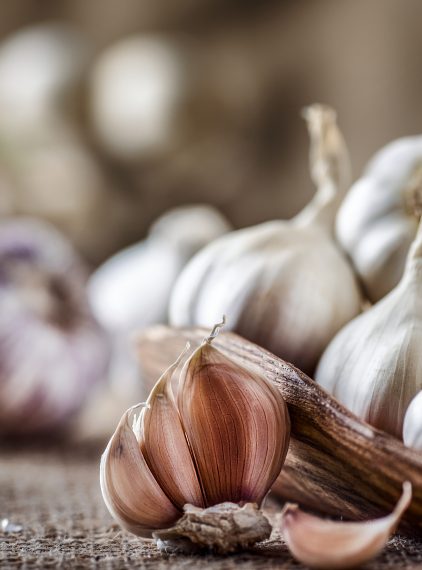 Czosnek a cholesterol – czy może go obniżać?