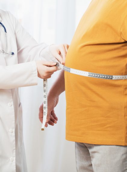 Otyłość brzuszna – przyczyny i skutki. Jak się jej pozbyć?
