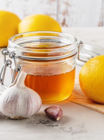 Mikstura z czosnku, cytryny i miodu na obniżenie cholesterolu – działanie i jak ją zrobić?