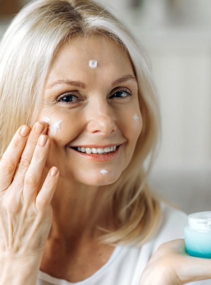 Pielęgnacja cery po 60. roku życia. Na co zwrócić uwagę?