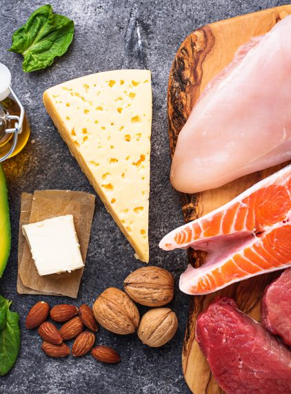 Dieta ketogeniczna. Czy warto ją stosować? Wady i zalety keto