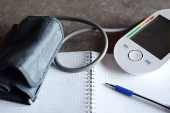 Dzienniczek pomiaru ciśnienia tętniczego – jak go prowadzić?