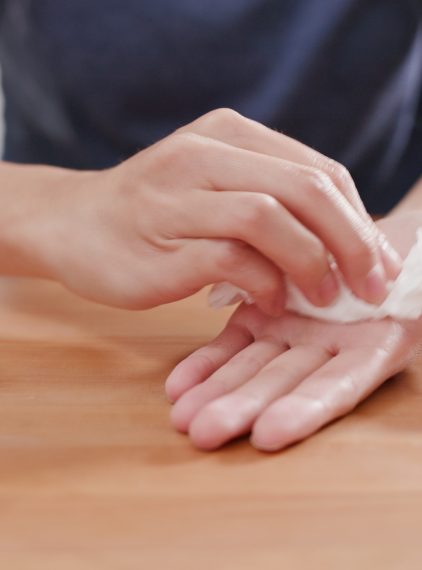 Pocenie się dłoni – jak sobie poradzić z tą przypadłością?