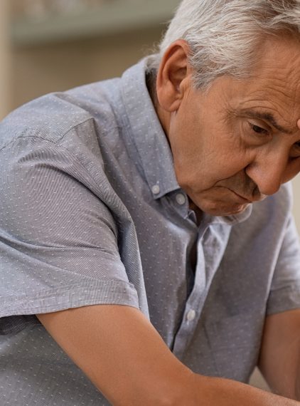 Depresja poudarowa – objawy, przyczyny, leczenie