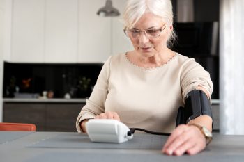 Jak można obniżyć ciśnienie? Sposoby naturalne i z lekami
