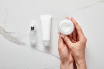 Tych składników kosmetyków lepiej ze sobą nie łączyć!