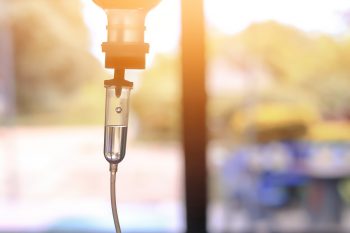 Wlewy z witaminy C – kiedy je stosować i jakie mają skutki uboczne?