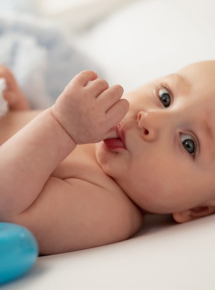 Ssanie kciuka przez dziecko – przyczyny i skutki