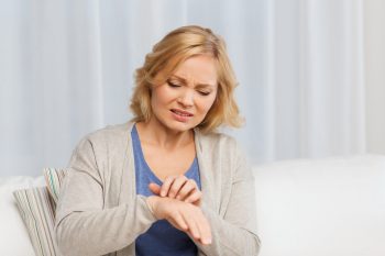 Świerzbiączka guzkowa – przyczyny, objawy i leczenie