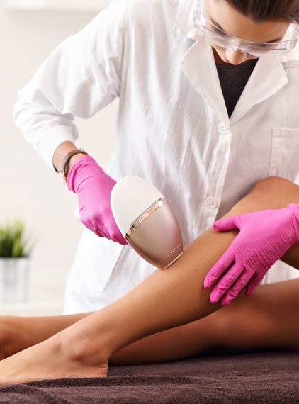 Depilacja laserowa. Przygotowanie, przebieg, przeciwwskazania