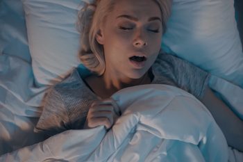 Obturacyjny bezdech senny – jak się objawia?