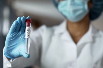 Ebola (gorączka krwotoczna) – objawy, leczenie, ryzyko zakażenia