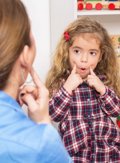 Terapia dziecka niedosłyszącego. Na czym polega?