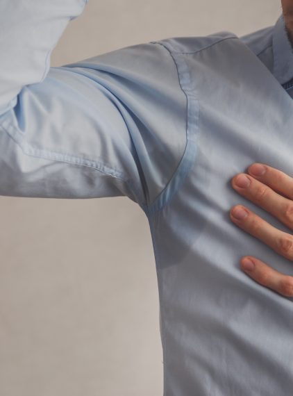 Pocenie się rano – jaka może być przyczyna?