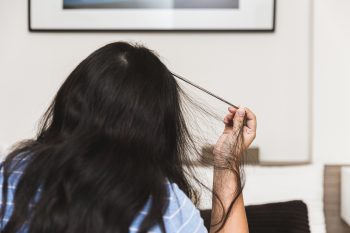 Trichotillomania. Dlaczego niektórzy rwą włosy z głowy?