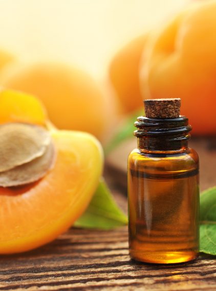 Olej z pestek moreli. Czy warto go stosować?