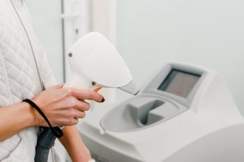 Depilacja laserowa bikini – jak się przygotować i jak wygląda zabieg?