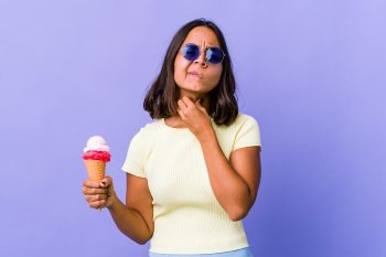 Angina w upalne dni. Czym może być spowodowana?