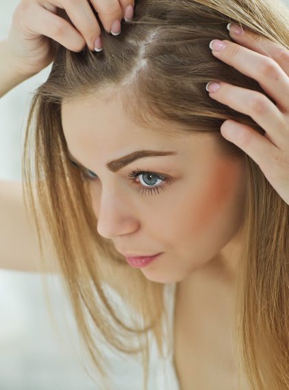 Peeling do skóry głowy. Co daje naszym włosom?