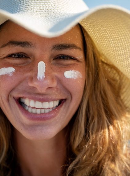 Nie tylko SPF. Na co zwrócić uwagę, wybierając kosmetyk przeciwsłoneczny?