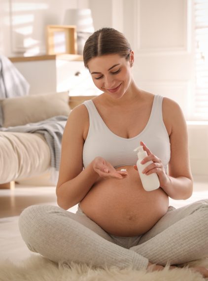 Jakich kosmetyków nie używać w ciąży? Sprawdź!