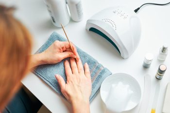 Paznokcie hybrydowe – co to jest manicure hybrydowy i jak go zrobić?