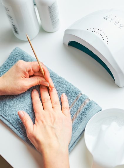 Paznokcie hybrydowe – co to jest manicure hybrydowy i jak go zrobić?