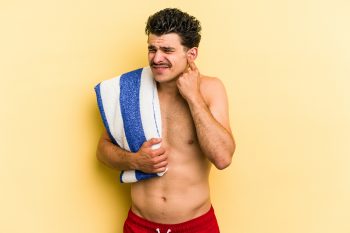 Zatkane ucho – przyczyny, objawy, leczenie