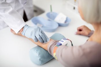 Dehydrogenaza mleczanowa (LDH) – czym jest i kiedy należy ją badać?